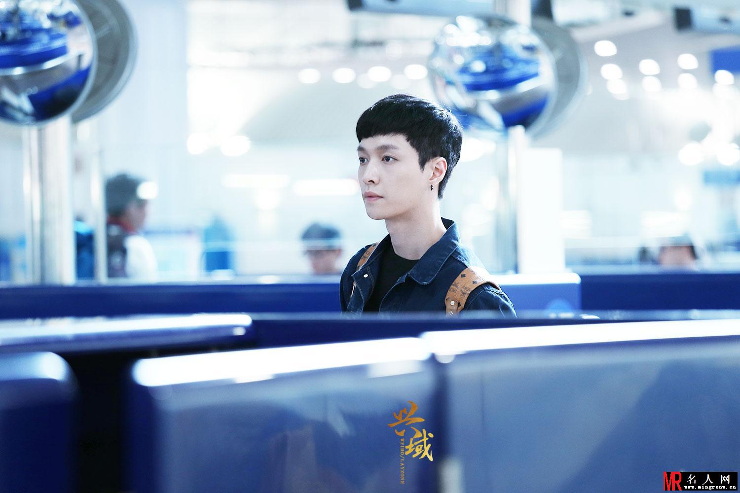 EXO张艺兴2015年4月现身机场黄色双肩包抢眼(1)