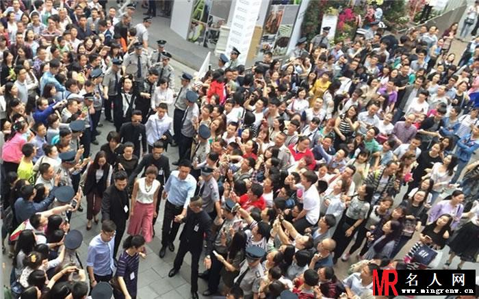 刘涛现身重庆 现场上千市民围观险些失控(1)