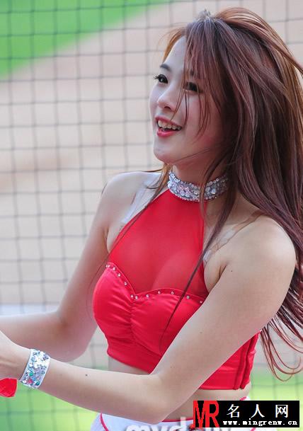 韩国女主播相聚棒球场斗艳 为了吸睛拼了！(1)