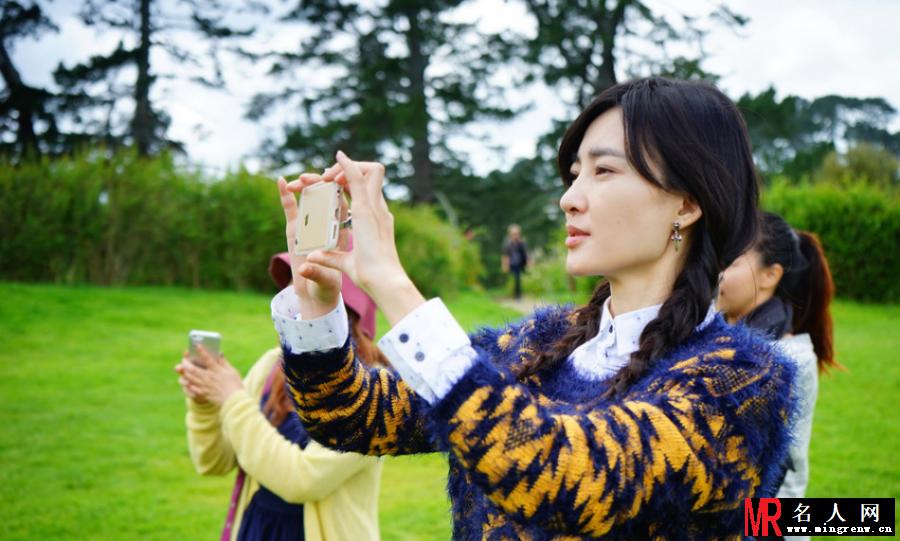王丽坤现身霍比特人村 素颜女神清新可人(1)