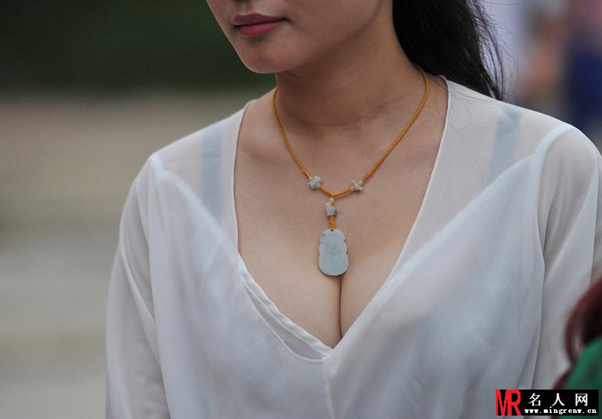 合肥齐聚美胸模特 晒胸卖乳香艳火辣(1)