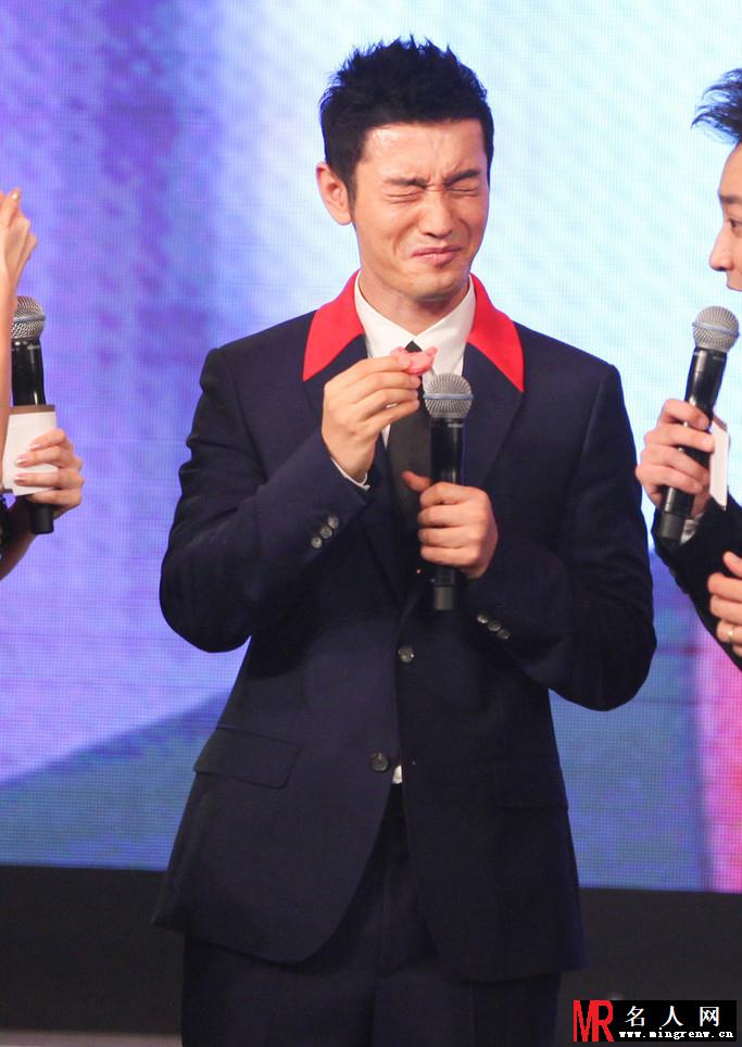黄晓明戴白发逗乐范冰冰 男神女神遭恶搞(1)