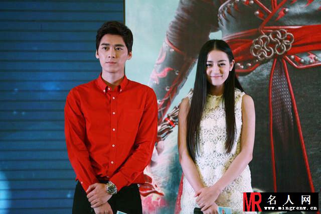 李易峰红衣现身 携手小师妹迪丽热巴卖萌(1)