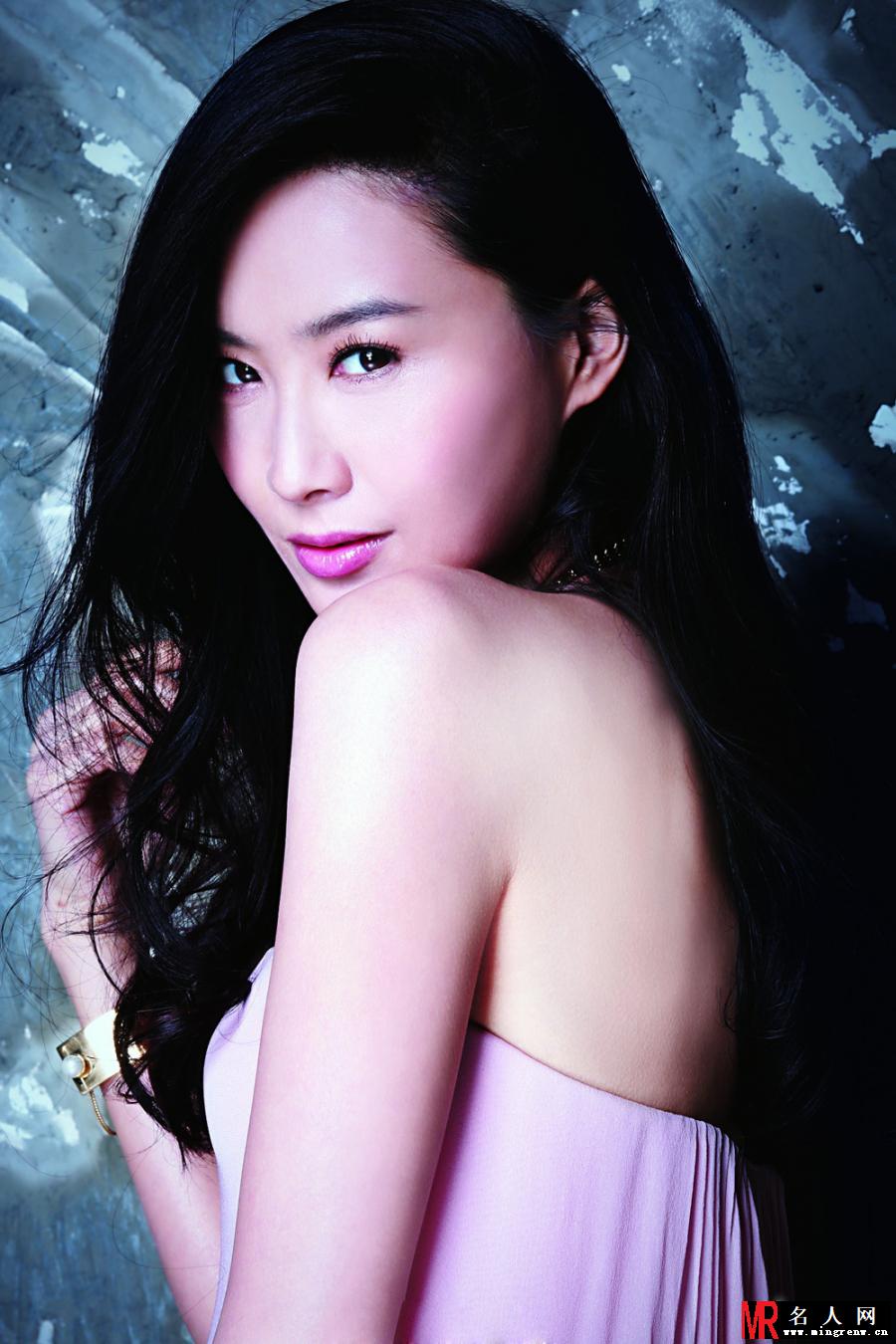 陈法拉熟女写真 性感秀香肩美背(1)