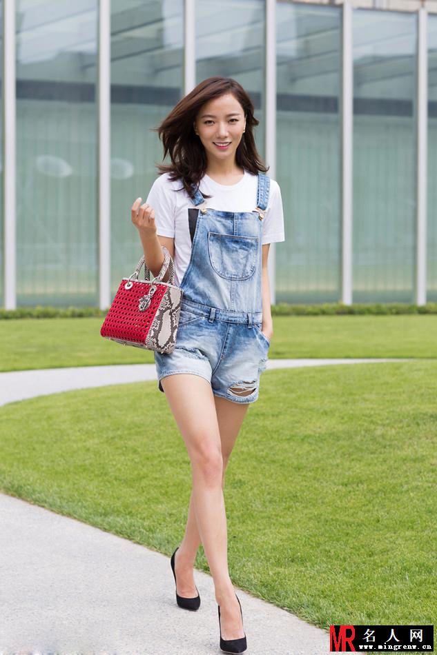 小资女王珞丹时尚出行 笑容灿烂秀美腿(1)