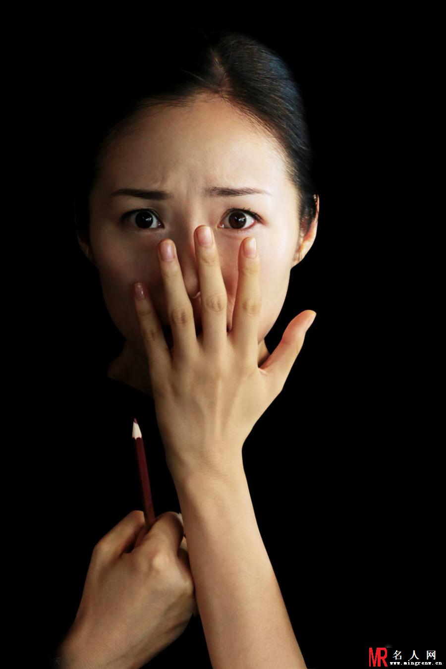 江一燕搞怪写真曝光 变身鬼脸表情后(1)