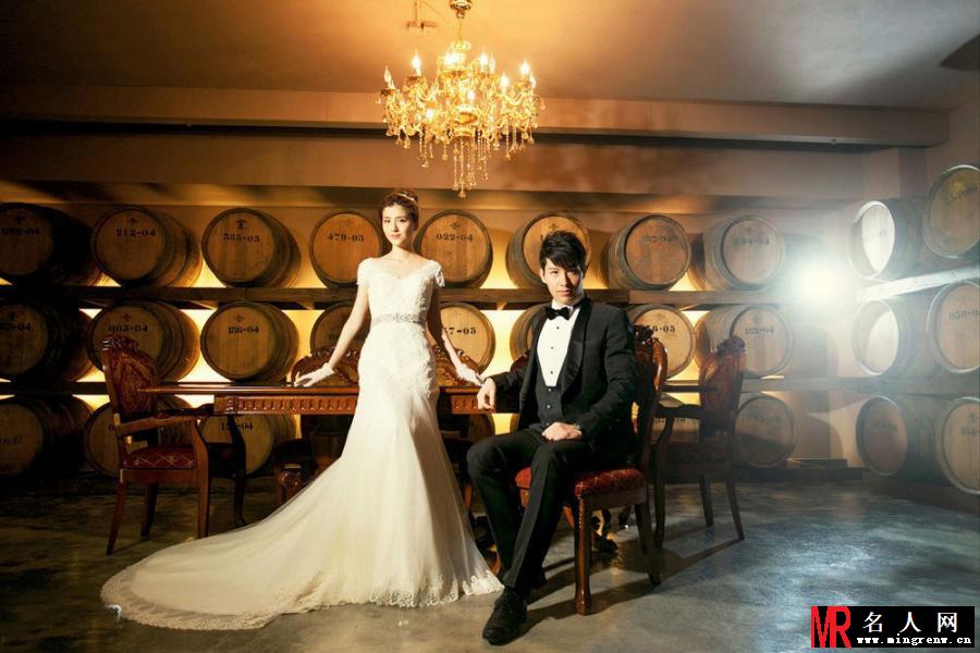 林峰女友吴千语婚纱广告曝光 与男模低头相望(1)