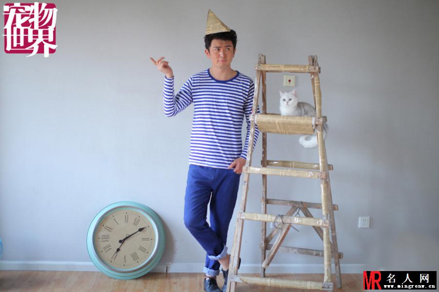 郭家铭携萌猫拍时尚大片 俏皮与萌猫惬意互动(1)