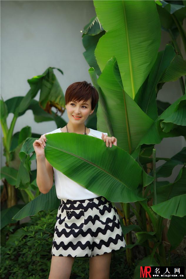 戴娇倩园林写真曝光 清新短发彰显时尚干练(1)