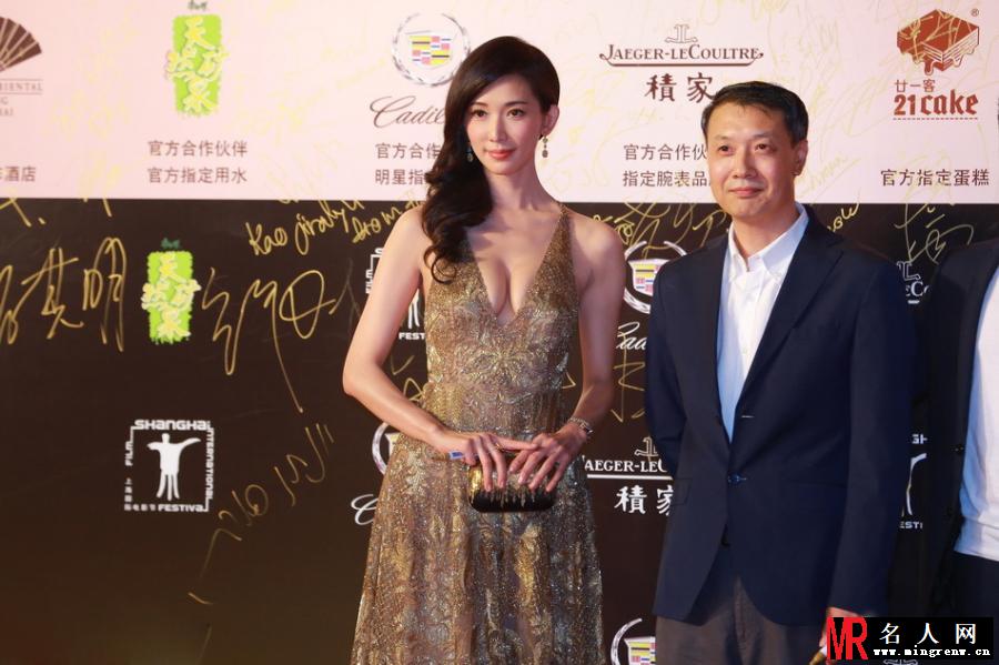 林志玲现身上海电视节 罕见深V秀八字奶(1)
