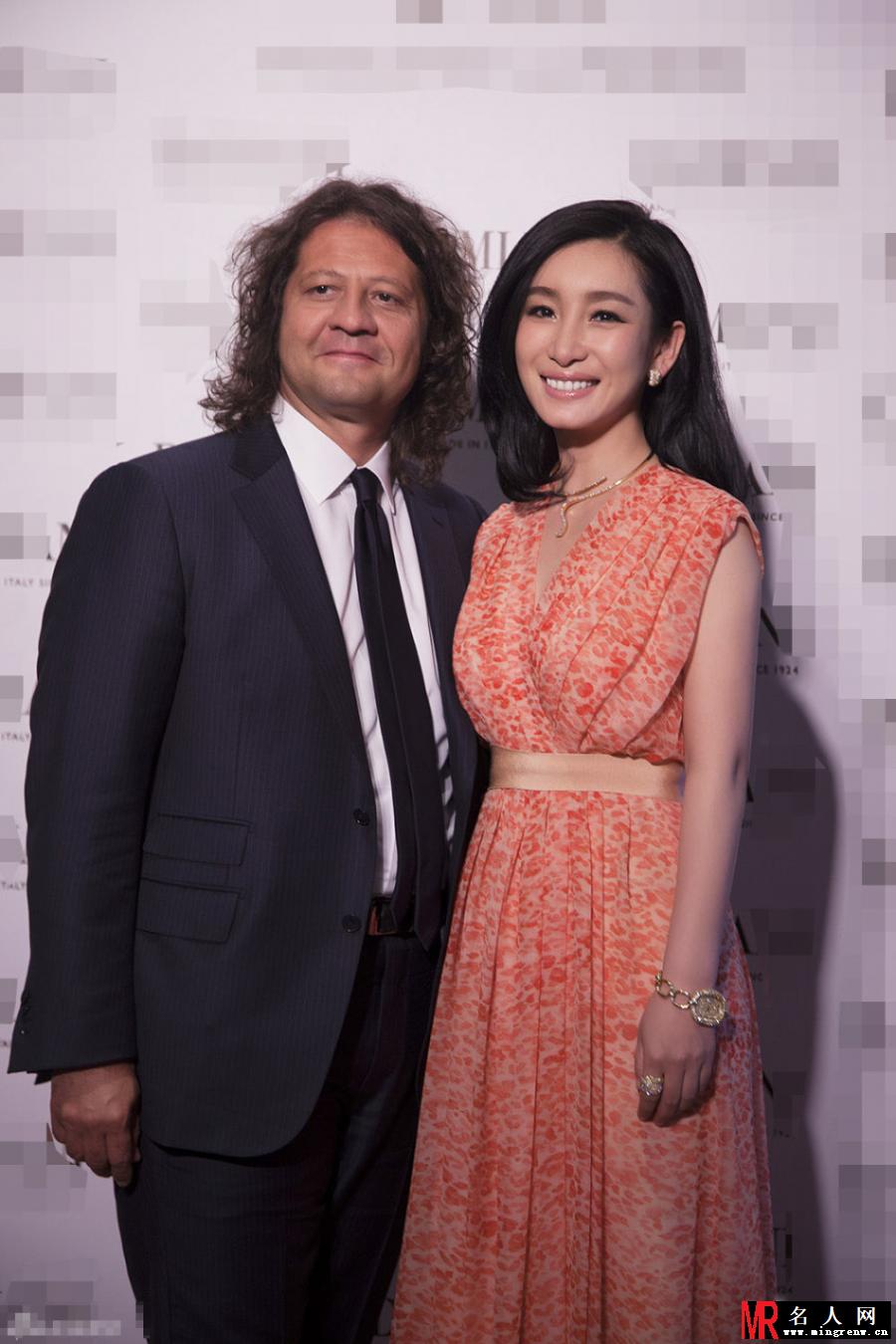 秦海璐深V长裙现身 气质高贵典雅(1)