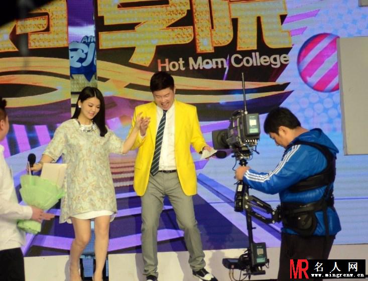 李湘挺大肚主持节目 宽松花裙难掩孕肚(1)
