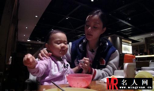 李小璐素颜外出用餐 一家三口尽显甜蜜(1)