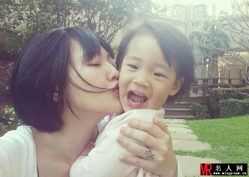辣妈小S强吻小女 母女三人私生活大曝光(1)