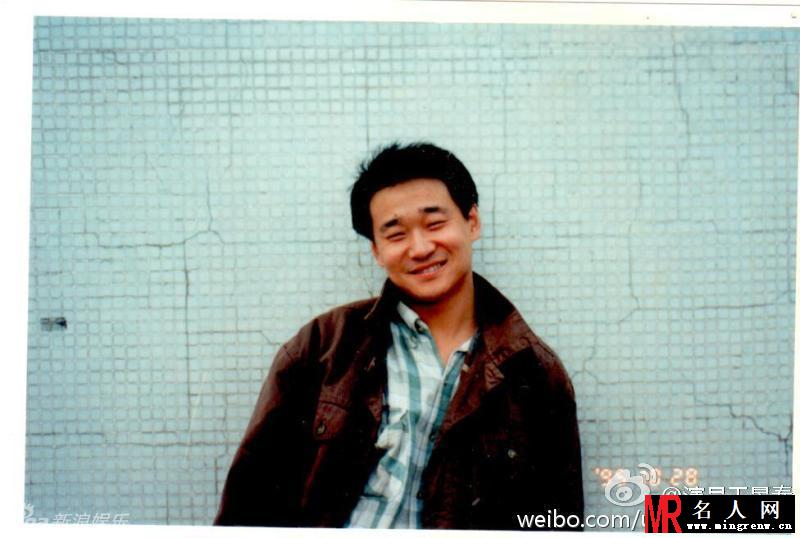胡歌参加上戏70年校庆 学生打扮上台朗诵(1)