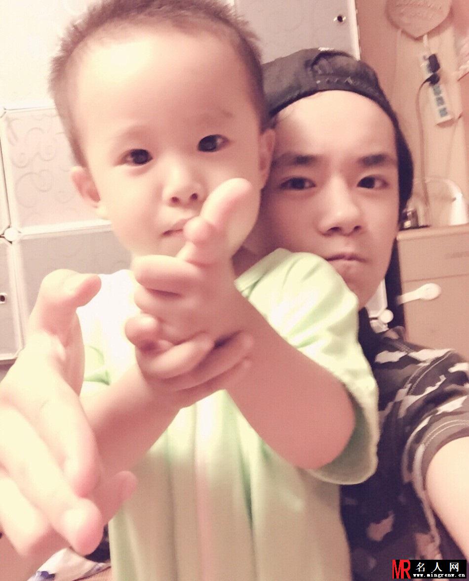 TFBOYS易烊千玺与弟弟神表情同步自拍(1)