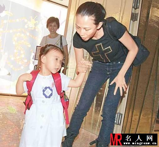 蔡少芬接楚儿放学 大手牵小手过马路(1)