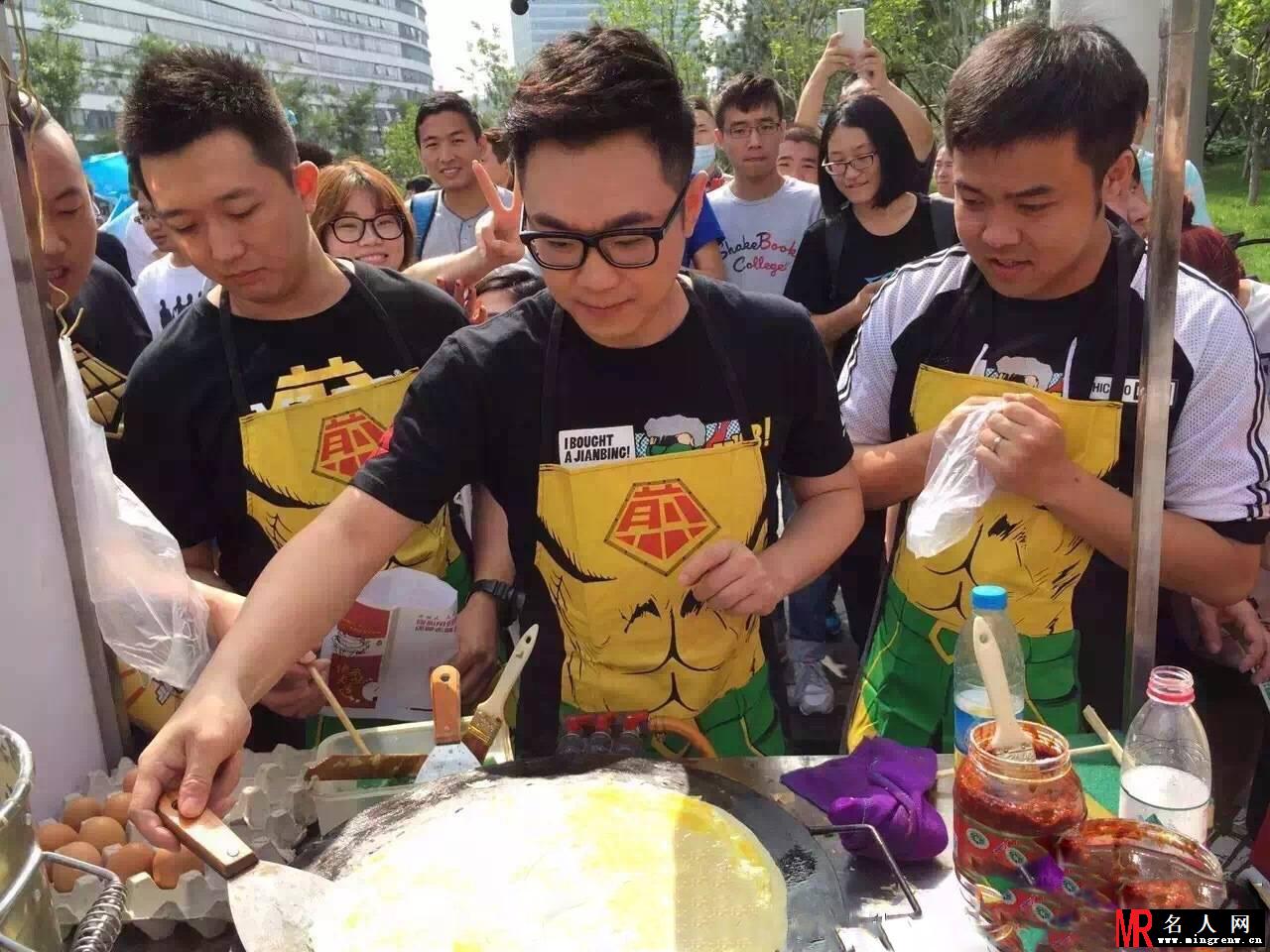《煎饼侠》大鹏携柳岩上街卖煎饼(1)