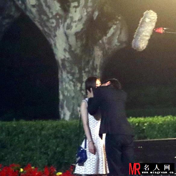 杨幂李易峰吻戏NG频重来 疑遭男方袭胸(1)