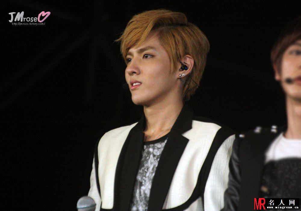 吴亦凡2012年新加坡SMT激情演唱掀起全场高潮(1)