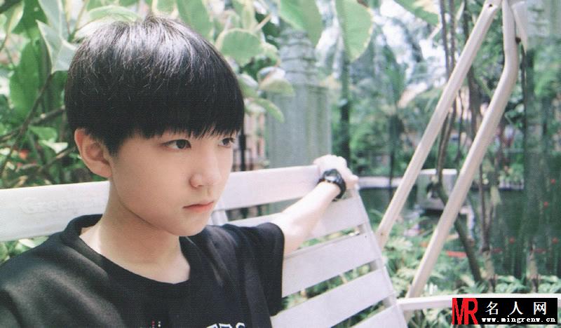 TFBOYS王俊凯生活照 小正太被御姐挑逗(1)