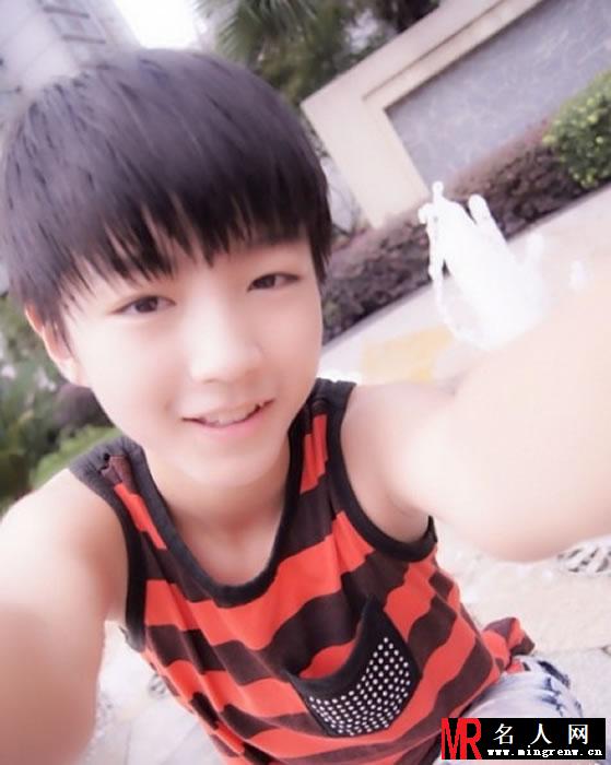 TFBOYS王俊凯条纹背心 嫩白可爱萌萌达(1)
