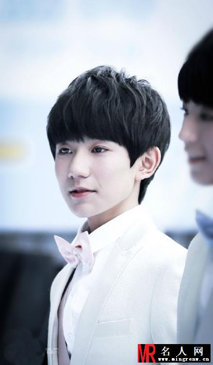 TFBOYS王源白色礼服活动现场(1)