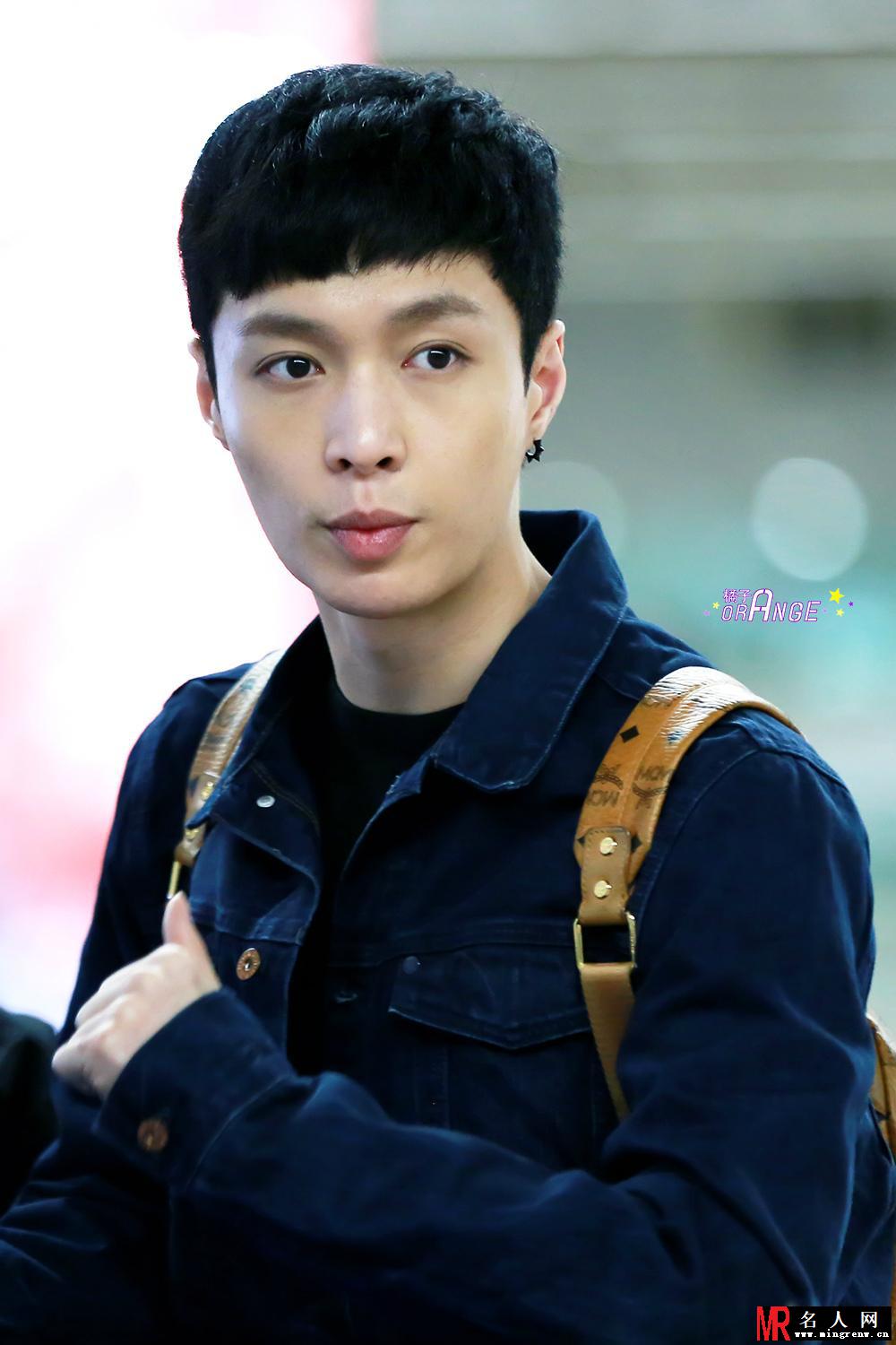 EXO张艺兴2015年4月现身机场黄色双肩包抢眼(1)