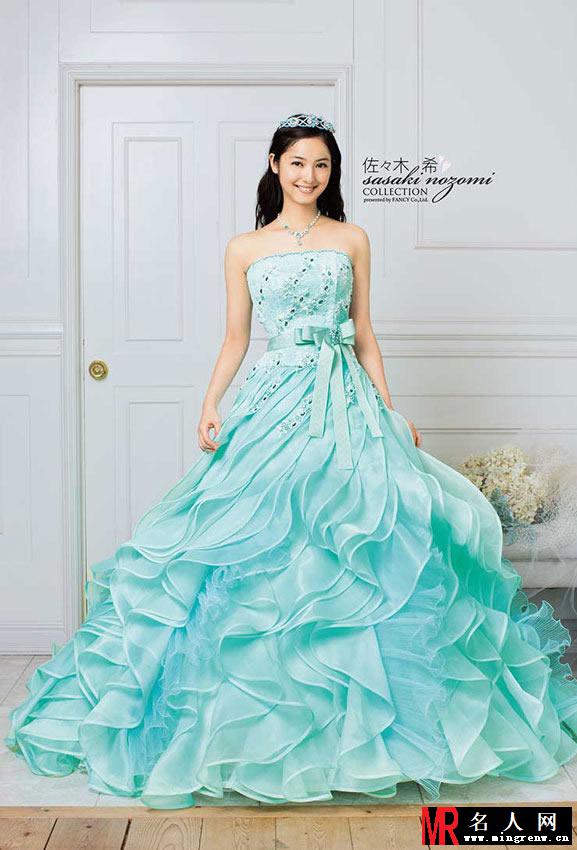 “日本最美”佐佐木希婚纱写真优雅大方 粉丝称赞：“美过一切”(1)