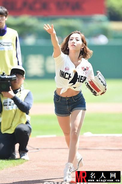韩国女主播相聚棒球场斗艳 为了吸睛拼了！(1)