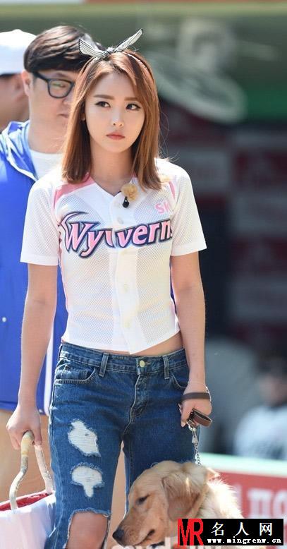 韩国女主播相聚棒球场斗艳 为了吸睛拼了！(1)