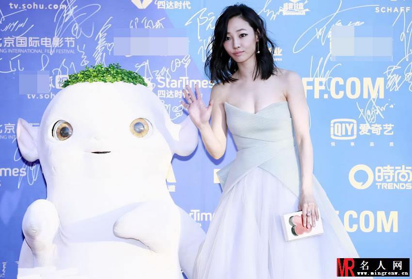 北京国际电影节闭幕红毯集锦 李玟爆乳展火辣曲线(1)