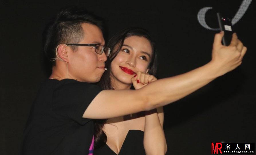 Angelababy出席活动与粉丝合影秒变斗鸡眼(1)