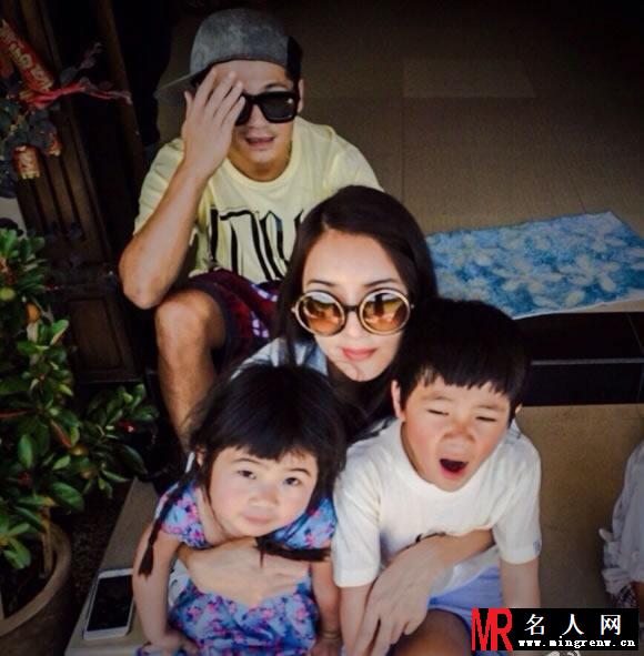 看明星怎么过春节 李小璐全家红装拜年(1)
