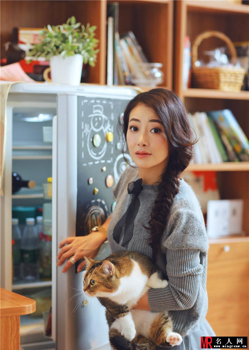 陈紫函家居写真曝光 怀抱萌宠尽显爱心(1)