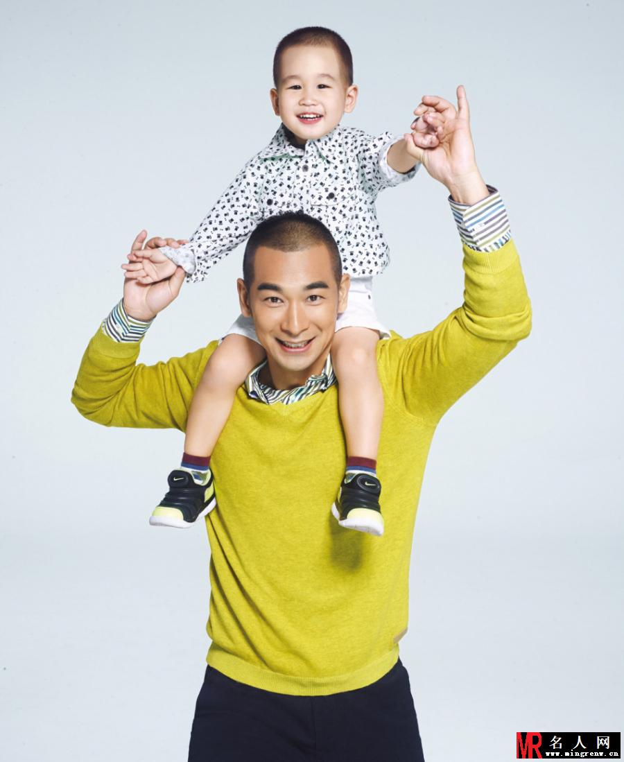 赵文卓携子登封面 亲密互动画面暖心(1)