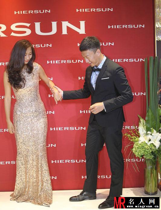 孙红雷王骏迪婚后首亮相 狂秀恩爱羡煞旁人(1)