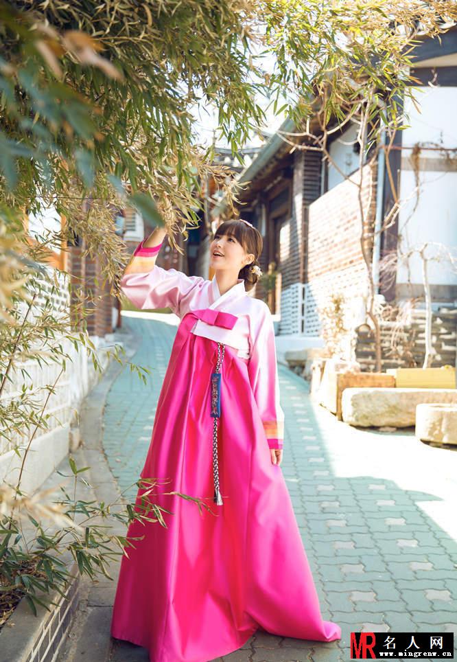 金莎韩服写真 嘟嘴卖萌讨喜(1)