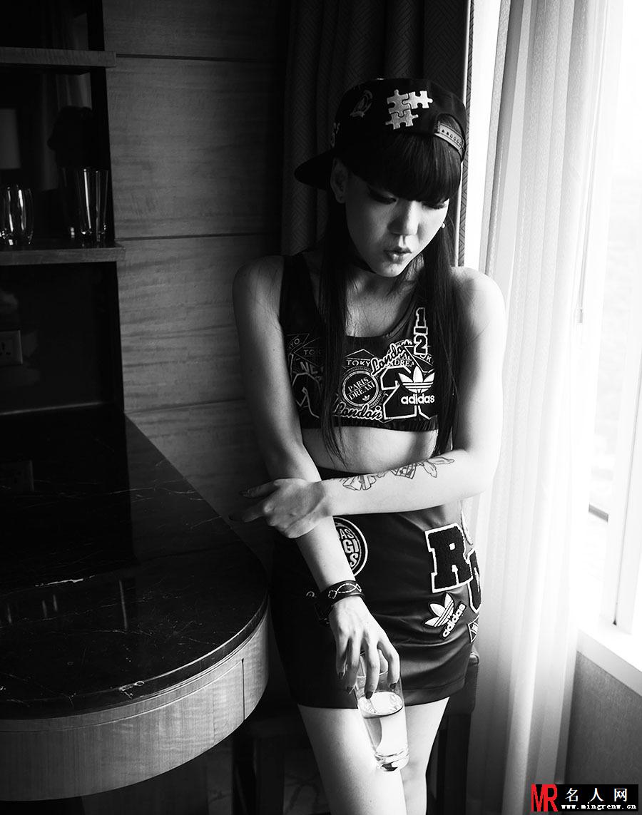 吴莫愁黑白写真 诡异妆容遭吐槽(1)