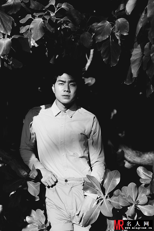 袁成杰丛林写真 尽显熟男迷人气息(1)