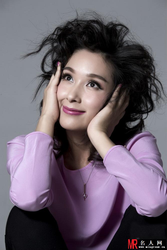 杨恭如俏皮写真 爆炸头出镜显邻家范(1)