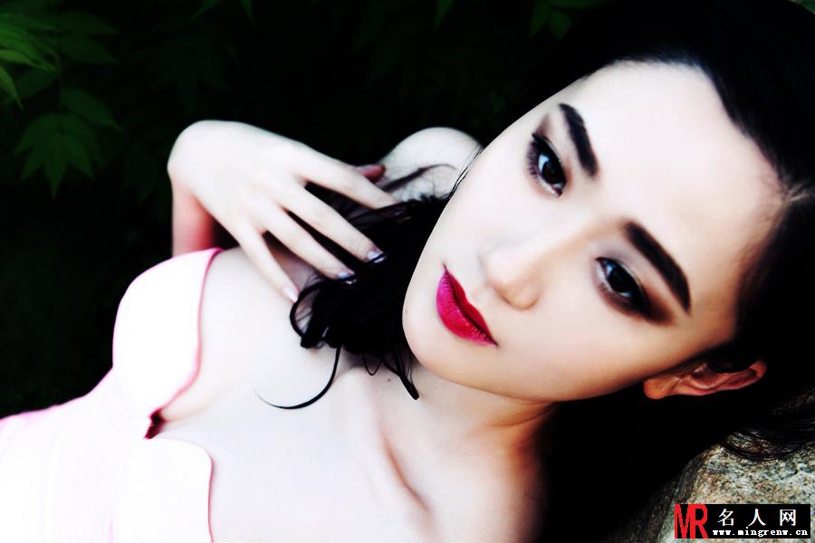 司珂华冷艳写真 半裸酥胸彰显性感女神范(1)