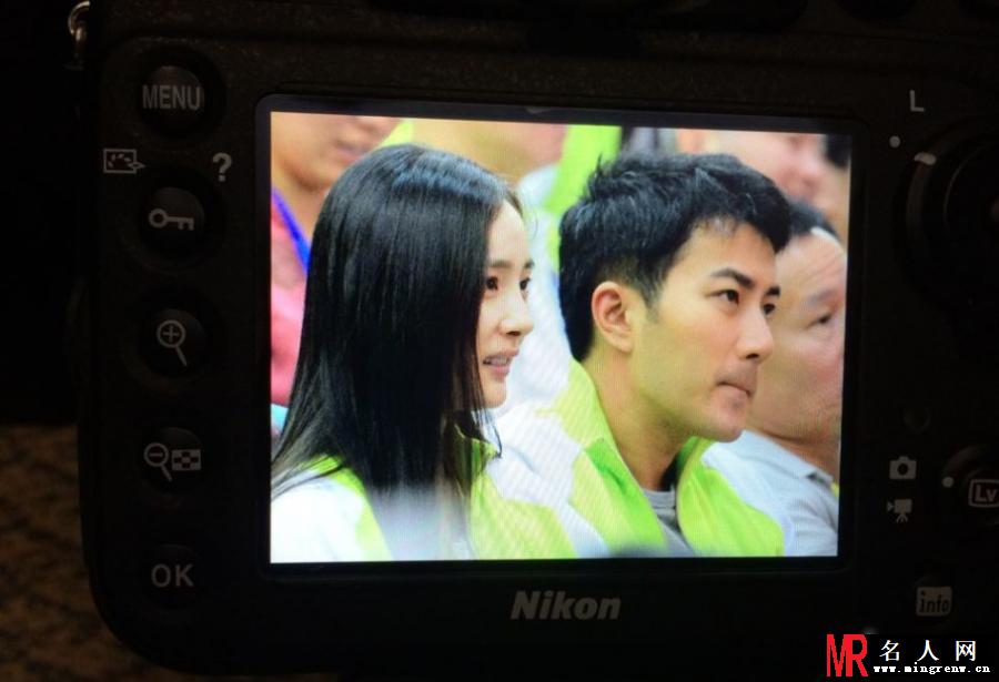 杨幂陪公婆参佛 素颜出镜显清爽(1)