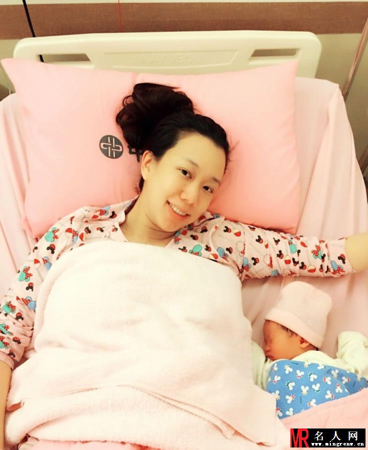 吴辰君微博晒女 素颜出镜显臃肿(1)