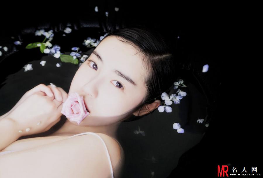 张辛苑水下空灵写真 素颜出镜浪漫唯美(1)