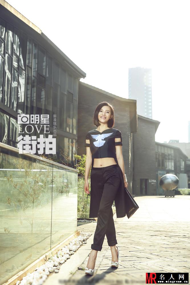 杨子姗时尚街拍曝光 利落短发诠释多维度美(1)