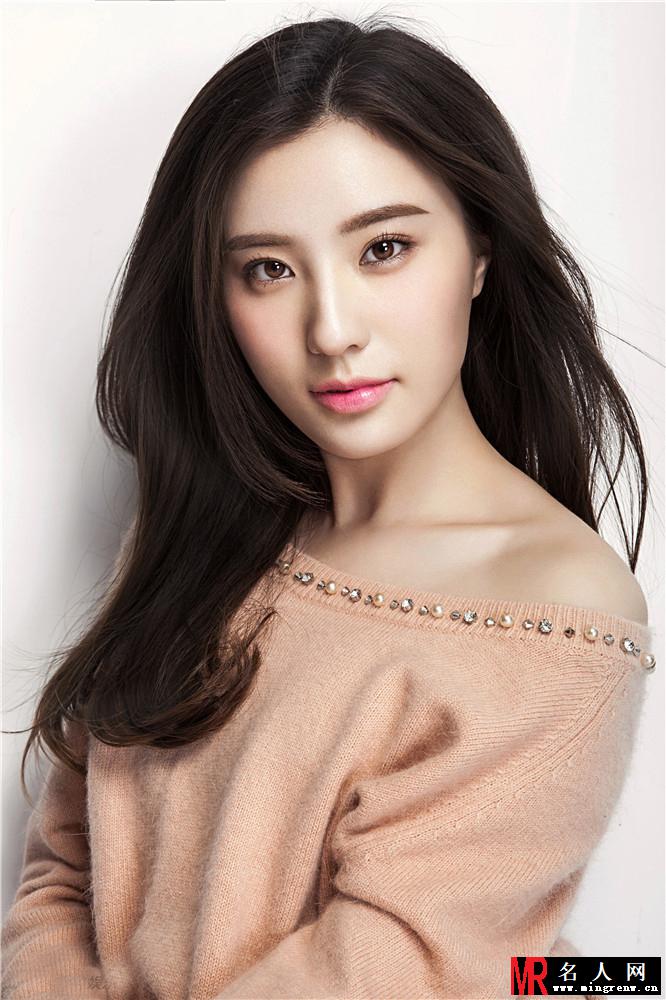 鲍天琦唯美写真曝光 裸妆浅笑镜头感十足(1)