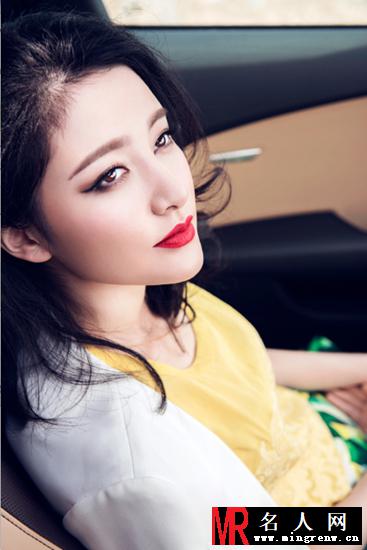 崔心心香车美女写真 娇艳红唇高贵优雅(1)
