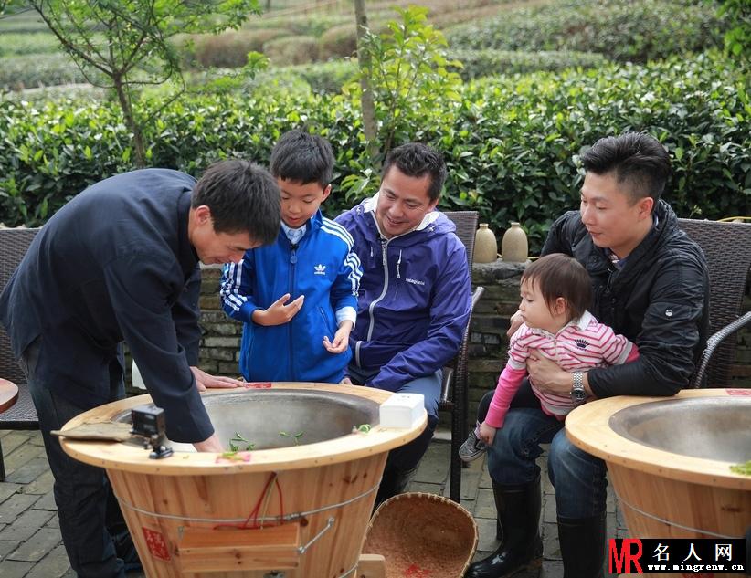 爸爸回来了花絮照曝光 呆萌奥莉采茶欢乐多(1)