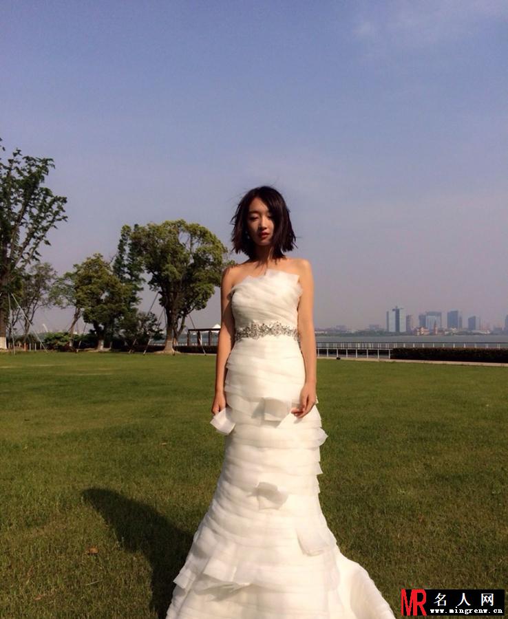 周冬雨曝婚纱照 邻家女孩一秒变女神(1)